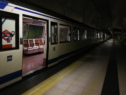 vhfshtllgjak3jhq65mkmz3nxq-2 Vagón vacío en la estación de Metro de Suanzes de Madrid durante el apagón.