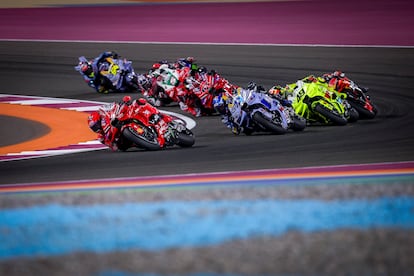 wn6mxumek6jn4bmz4pyh36ozs4-1 Marc Márquez (izquierda) lidera la carrera en el GP de Catar.