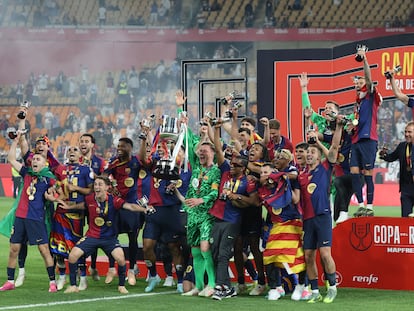 xnl6mftsmradfnoxlefh3oi64q-1 Los jugadores del Barcelona y Hansi Flick celebran el título.