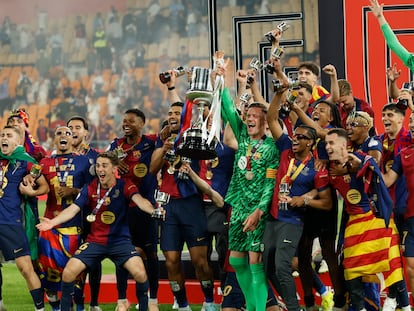 xsfuzhvxnbfcrimditstied35y-1 SEVILLA, 26/04/2025.- Los jugadores del Barcelona celebran su victoria en la Copa del Rey tras ganar la final del torneo que disputan Real Madrid y FC Barcelona hoy sábado en el estadio de La Cartuja, en Sevilla. EFE/Julio Muñoz