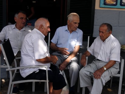 yhckmds5azfw7je67pa42i4e5q Un grupo de hombres en una terraza de un bar en Pollensa, en Mallorca.
