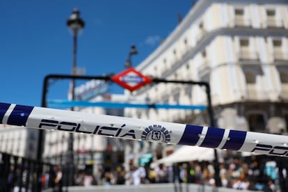 zz3muplbrzsbnjsx4gfk7paowq La estación de Metro de la Puerta del Sol este lunes en Madrid, cerrada durante el apagón masivo del sistema eléctrico en España.