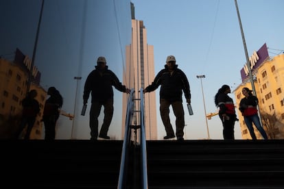 22yy7hq4zrb7hjcdvyahdhkwre-1 Un hombre en el metro, en Santiago, Chile, en julio de 2024
