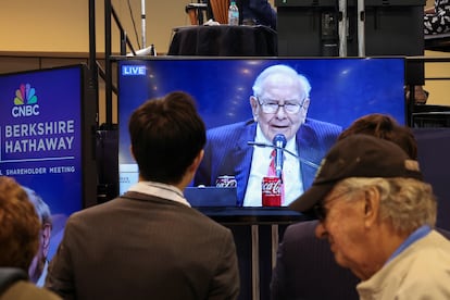 Warren Buffett, en una pantalla durante la última junta de accionistas de Berkshire Hathaway.
