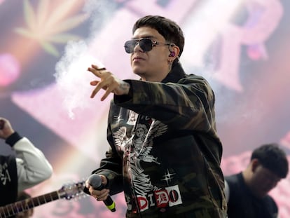 2dvhjsm4kveqxmdeoo6zekjswy Junior H canta en el Vive Latino en Ciudad de México, en 2024.