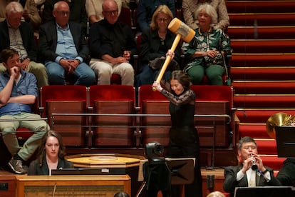 Cynthia Yeh, percusionista de la Sinfónica de Chicago, a punto de asestar el primer golpe de martillo en el último movimiento de la Sexta Sinfonía de Mahler.