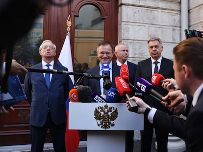 3j3rhdptkzgr7ajojlhcskdqz4 La delegación rusa, encabezada por Vladímir Medinski, este jueves en Estambul.