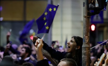Un grupo de personas celebra la victoria del candidato proeuropeo Nicusor Dan en las elecciones presidenciales de Rumania, este domingo en Bucarest.