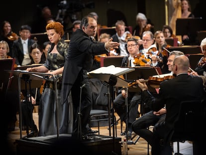 3uikh77kqzan7kx3nbwz6nbk6m La mezzosoprano Ekaterina Gubanova (de pie a la izquierda), el director Tugan Sokhiev (en el centro) y músicos de la Filarmónica de Múnich, el pasado viernes en Leipzig.