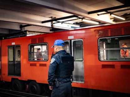 Un elemento de la policía local en la línea 9 del metro de Ciudad de México.