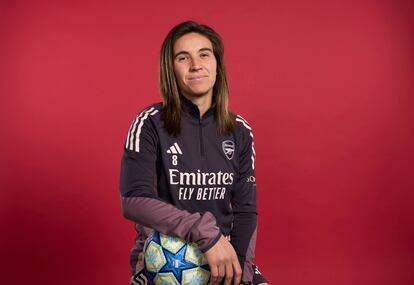 4ggwvkx4bvb4ri7iop567mseba-1 Mariona Caldentey posa con el balón de la Champions el pasado 6 de mayo en el centro de entrenamiento del Arsenal, en Londres.