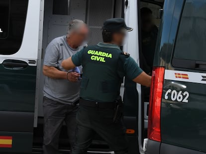 Un agente de la Guardia Civil conduce a un detenido en diciembre de 2023 por su presunta implicación en el asesinato de un hombre de 70 años en Zamora.