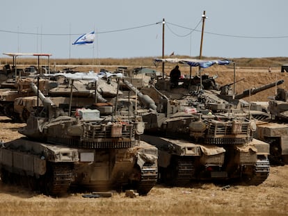 5mpaxw4wqyrbomz33vu5zyjpsi Tanques israelíes junto a la frontera con la franja de Gaza, este sábado.