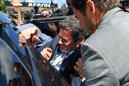 El líder de Chega, André Ventura, es ayudado a entrar en un vehículo tras sufrir una indisposición en un acto electoral en Odemira, el 15 de mayo.