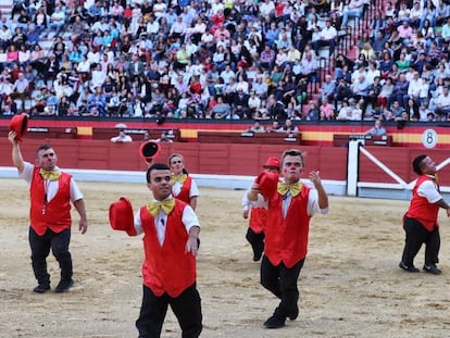 5uybxd4zebel7grm6ikgos3aim Espectáculo de la cuadrilla cómica Diversiones en el Ruedo y sus enanitos toreros.