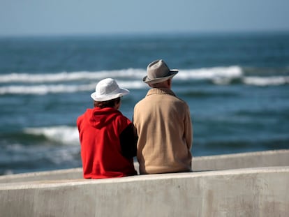 67yydvgdhfgknchlb3n2os3hae Una pareja de adultos mayores observan el mar en La Boca, un pueblo en la Provincia Cardenal Caro, Chile