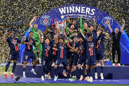 Los jugadores del PSG levantan la Champions este sábado.