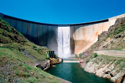 El Atazar, desembalsando agua este martes por su aliviadero de superficie por primera vez en 34 años.