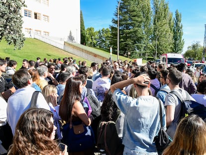 6rnjnbtg3zgondbbak55qadw7i Aspirantes a las oposiciones de RTVE suspendidas el pasado 29 de septiembre por una filtración del examen, en las inmediaciones del campus madrileño de la Universidad Complutense en Somosaguas.