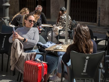 6u6jwrja4zh77anomcbd2gf6mi Turistas en una terraza de la ciudad de Valencia.
