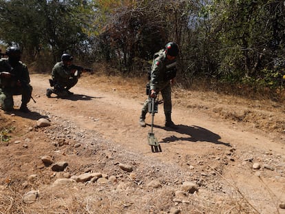 6uxrvjiparevjjgo2jzr7q6pei-1 Elementos del ejército en una demostración de búsqueda de minas antipersonas, en el municipio de Aguililla, en el Estado de Michoacán, en 2022.