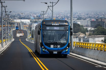 Una unidad de tropebús recorre la Línea 11 en Chalco, Estado de México, el 18 de mayo 2025.