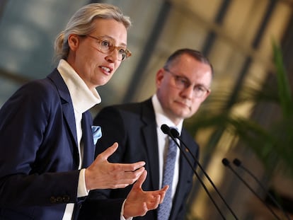 734k6oenw3lofw6g3o6d2napwm Los colíderes de la formación de extrema derecha Alternativa para Alemania (AfD), Alice Weidel y Tino Chrupalla, hacen una declaración en Berlín, el pasado 12 de marzo.