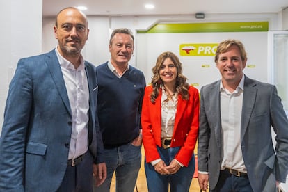 7j6lk5y7mve7bn6ruxxwav5vfm-1 Paula Fernández, junto a Pablo Diestro (derecha), el rival al que ha derrotado en las primarias, en una imagen del mes pasado.