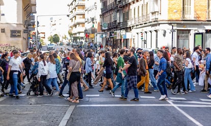 7jngsg434bb73jfncdycfocrqi-1 Una multitud de personas estresadas cruza una calle del centro de Madrid
