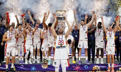 Rudy levanta el trofeo del Eurobasket de 2022.