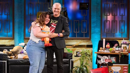 Lalachus abraza a Ramón García en 'La revuelta' tras recibir el encargo de presentar el 'Grand Prix del verano'.