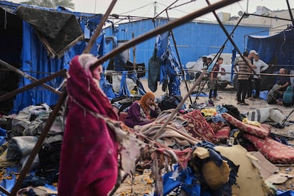 ay3jff6qg2p2nnnbdbba3ul5si-1 Varias personas revisan los escombros del campamento de Deir al Balah, en el centro de Gaza, tras un ataque israelí, este sábado.