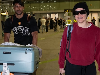 b22xgdgfznhqnogzsigmnp2r3a-3 Melody acompañada por su pareja, Ignacio Batallán, llega al aeropuerto de Málaga procedente de Basilea.