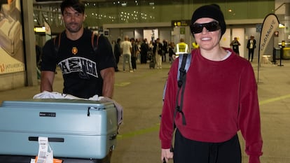 Melody acompañada por su pareja, Ignacio Batallán, llega al aeropuerto de Málaga procedente de Basilea.