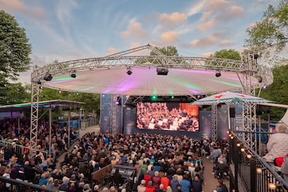 b4slwkddv5bklmltdtpd7kps3m El público sigue gratuitamente el pasado miércoles la interpretación de la Sexta Sinfonía de Mahler en el pabellón instalado en el Vondelpark.