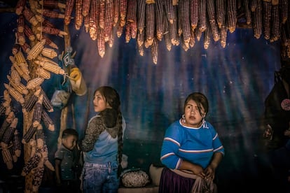 Indígenas wixarikas en un mercado de El Roble, Nayarit, México, en una imagen de archivo de 2023.