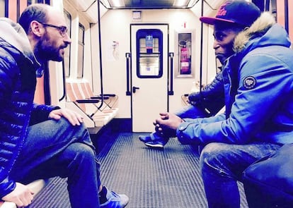 Ibrahima Balde y Amets Arzallus, autores del libro 'Hermanito', en el Metro de Madrid.