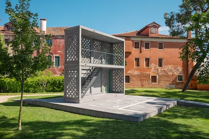 bz3rvv6alvap3h3leap2jfkxb4-1 Prototipo de la Unidad de Servicios Básica a partir de la que construir una vivienda de autoconstrucción expuesta en el Giardino della Marinaressa de Venecia.