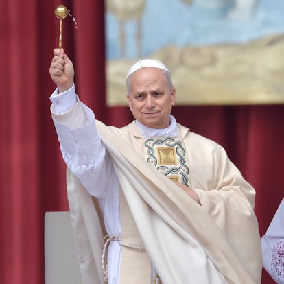 El Papa León XIV durante la misa de inicio de su Pontificado, en la plaza de San Pedro, en la plaza de San Pedro, a 17 de mayo de 2025, en Ciudad del Vaticano. Con esta ceremonia se marca el inicio del ministerio petrino del estadounidense Robert Prevost, el Papa León XIV. Prevost se convierte así en el 267 Pontífice de la Iglesia tras el fallecimiento el pasado 21 de abril del Papa Francisco. Se espera la presencia de más de 150 delegaciones internacionales y cerca de 200.000 fieles.
18 MAYO 2025;MISA;PONTIFICADO;PAPA;LEÓN XIV;CEREMONIA;CELEBRACIÓN;RELIGIÓN
Stefano Spaziani / Europa Press
18/05/2025