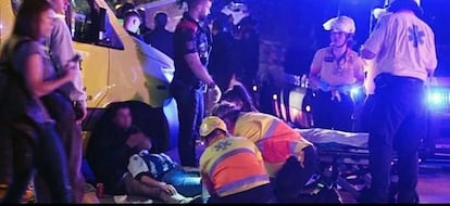 El momento en el que los sanitarios del SEM atienden a I. G., después de ser atropellada