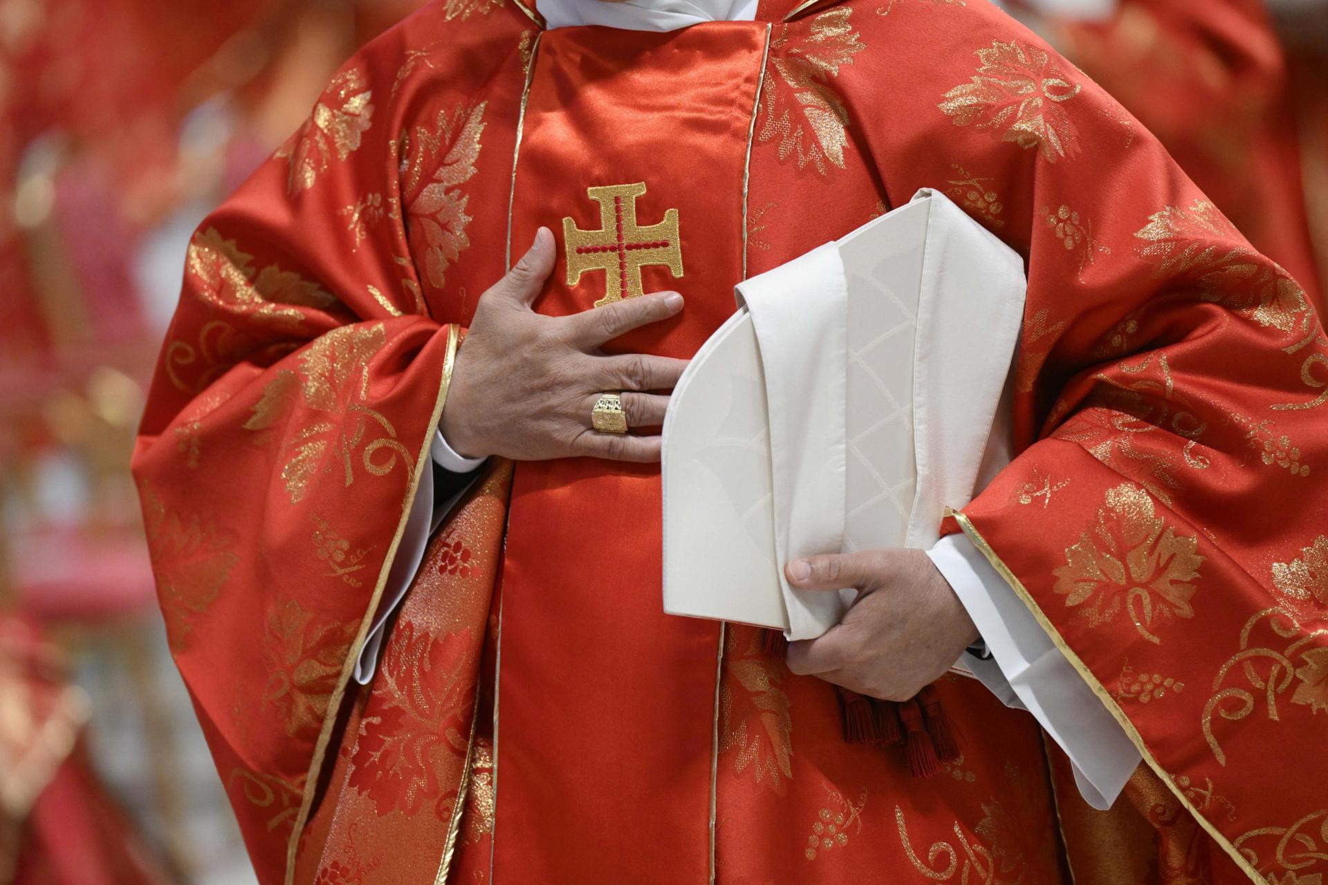 Cardenales llegan a la Capilla Sixtina para iniciar el cónclave Cardenales llegan a la Capilla Sixtina para iniciar el cónclave