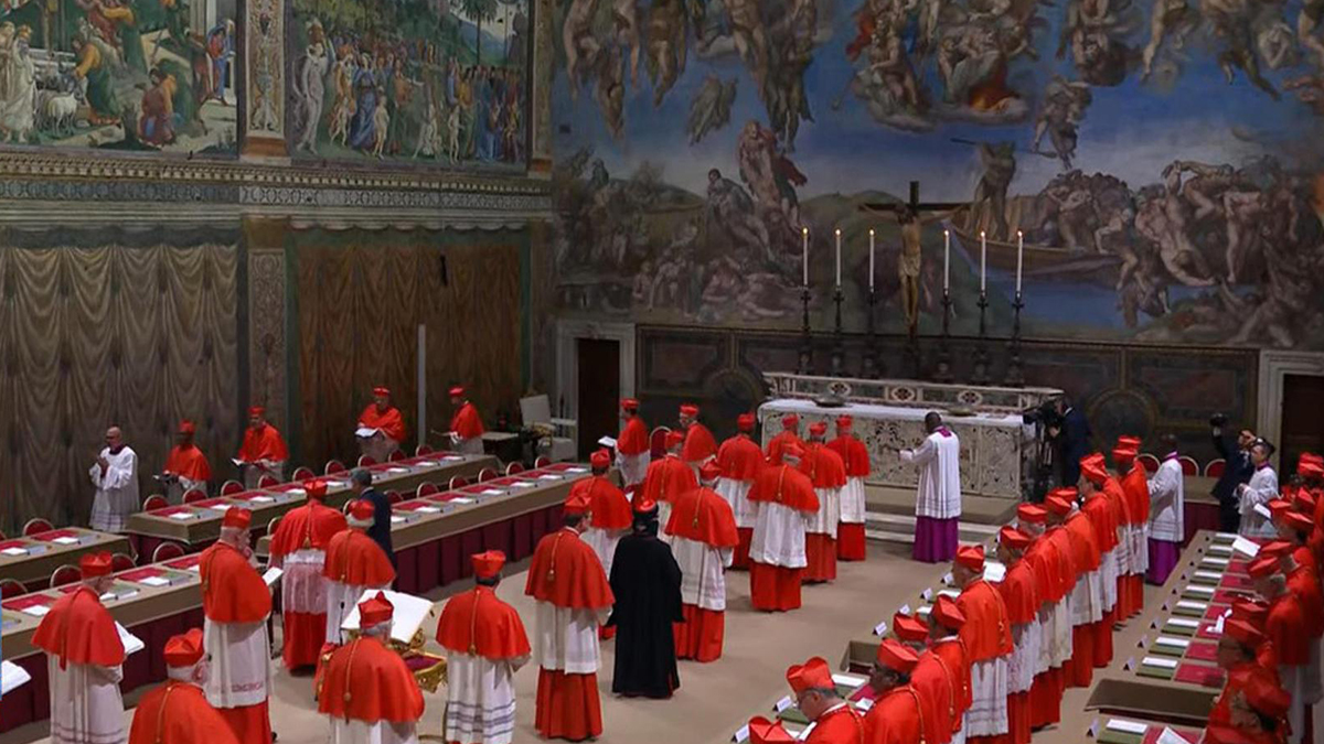 ‘Extra omnes’: cardenales se encierran en la Capilla Sixtina para elegir un papa ‘Extra omnes’: cardenales se encierran en la Capilla Sixtina para elegir un papa