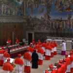 ‘Extra omnes’: cardenales se encierran en la Capilla Sixtina para elegir un papa ‘Extra omnes’: cardenales se encierran en la Capilla Sixtina para elegir un papa