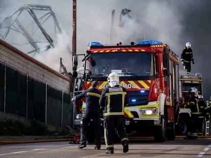 cgsvcu256fg2ffkqhotc2jakfy-1 Bomberos de la Comunidad de Madrid apagan un fuego en una nave del polígono Cobo Calleja, de Fuenlabrada, en febrero.