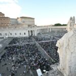 Fieles y curiosos llegan al Vaticano tras iniciar el cónclave Fieles y curiosos llegan al Vaticano tras iniciar el cónclave
