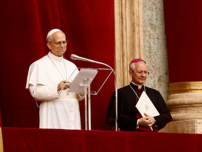 cpt3n4cowrj2umdaruge47fjwm El papa León XIV, en su discurso a los fieles desde el balcón de San Pedro antes de la oración del Regina Coeli, este domingo en el Vaticano.