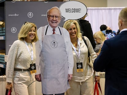 dpyta3bnpd6t6uorrureu736tm-1 Asistentes a la junta de accionistas de Warren Buffett posan con una imagen del inversor en Omaha (Nebraska).