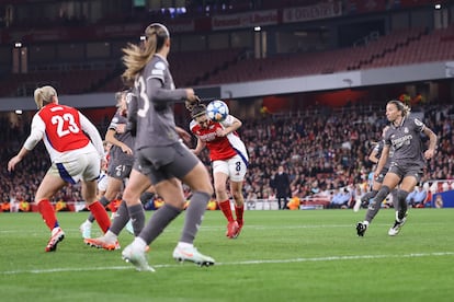 drplirms6ng5rgfn7jmgvnqiae Mariona Caldentey marca de cabeza ante el Madrid en el Emirates en la vuelta de los cuartos de final de la Champions, el pasado 26 de marzo.