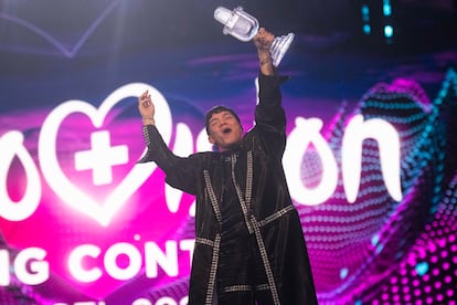 El representante JJ, de Austria, recibe la victoria en Eurovisión 2025.