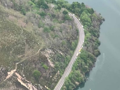 dxzu334iyne2rbwaaalpxn5ecy-2 El pantano de Tanes (Asturias), este viernes tras la caída de un helicóptero de los Bomberos.